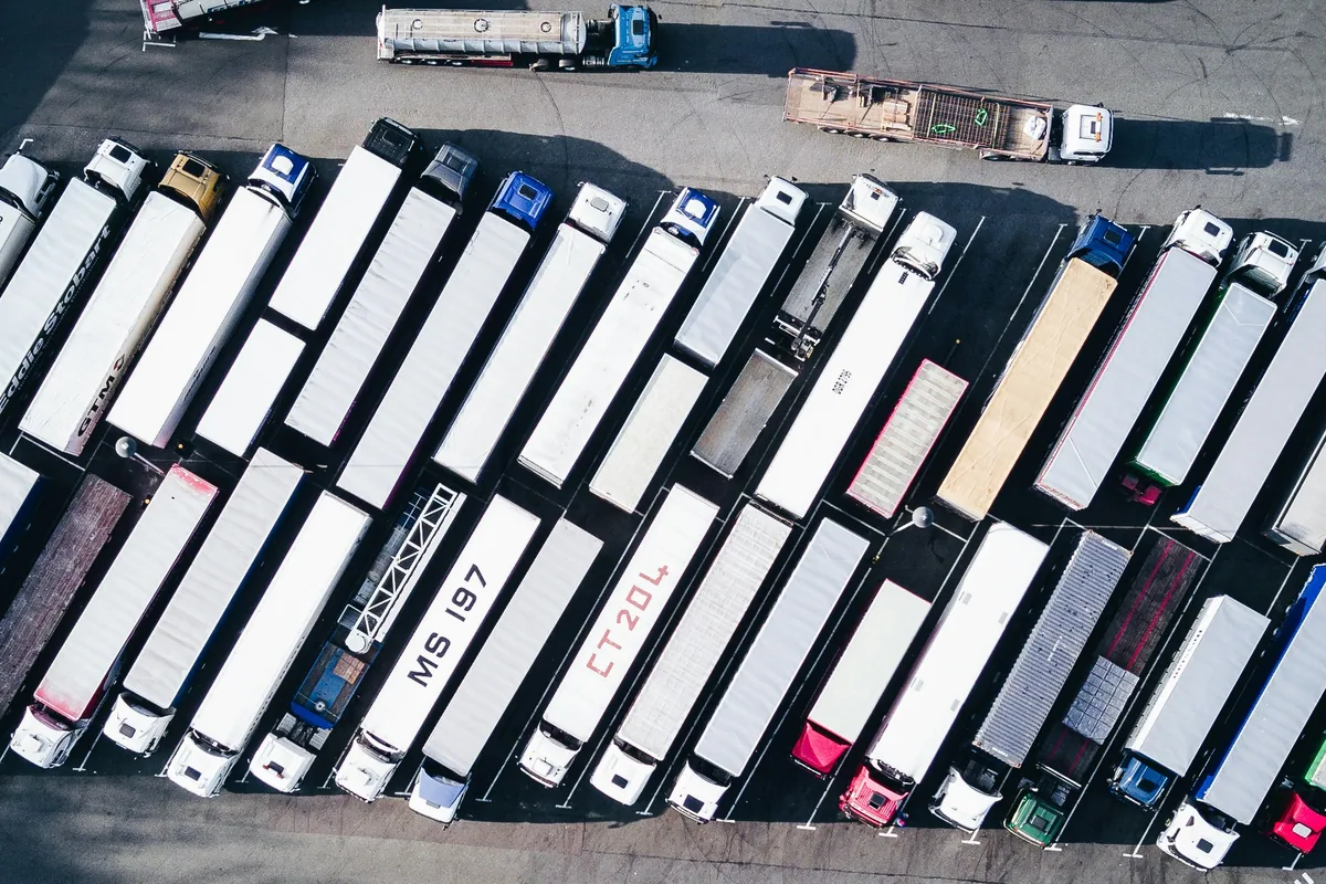 Lkw-Hof mit vielen Sattelaufliegern von oben