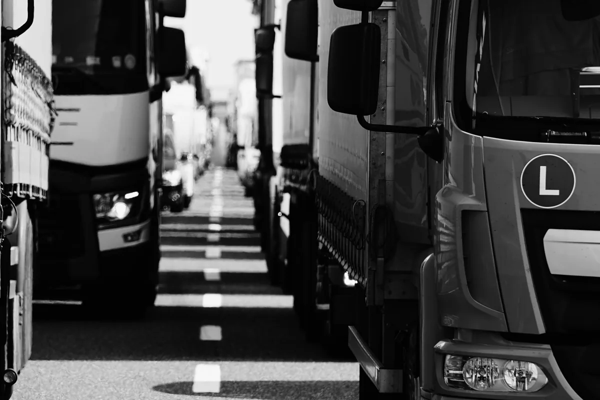 Lkw dicht an dicht auf der Autobahn, schwarzweiß